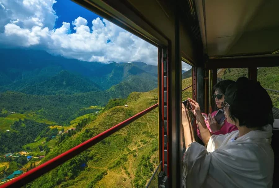 MUONG HOA MOUNTAIN TRAIN IN SA PA