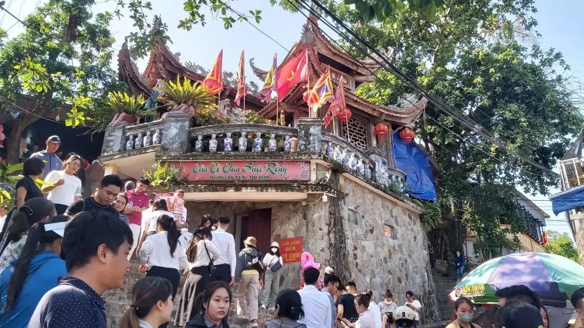 Miss Nine Dragon Stream Temple bustling with visitors on festival days.