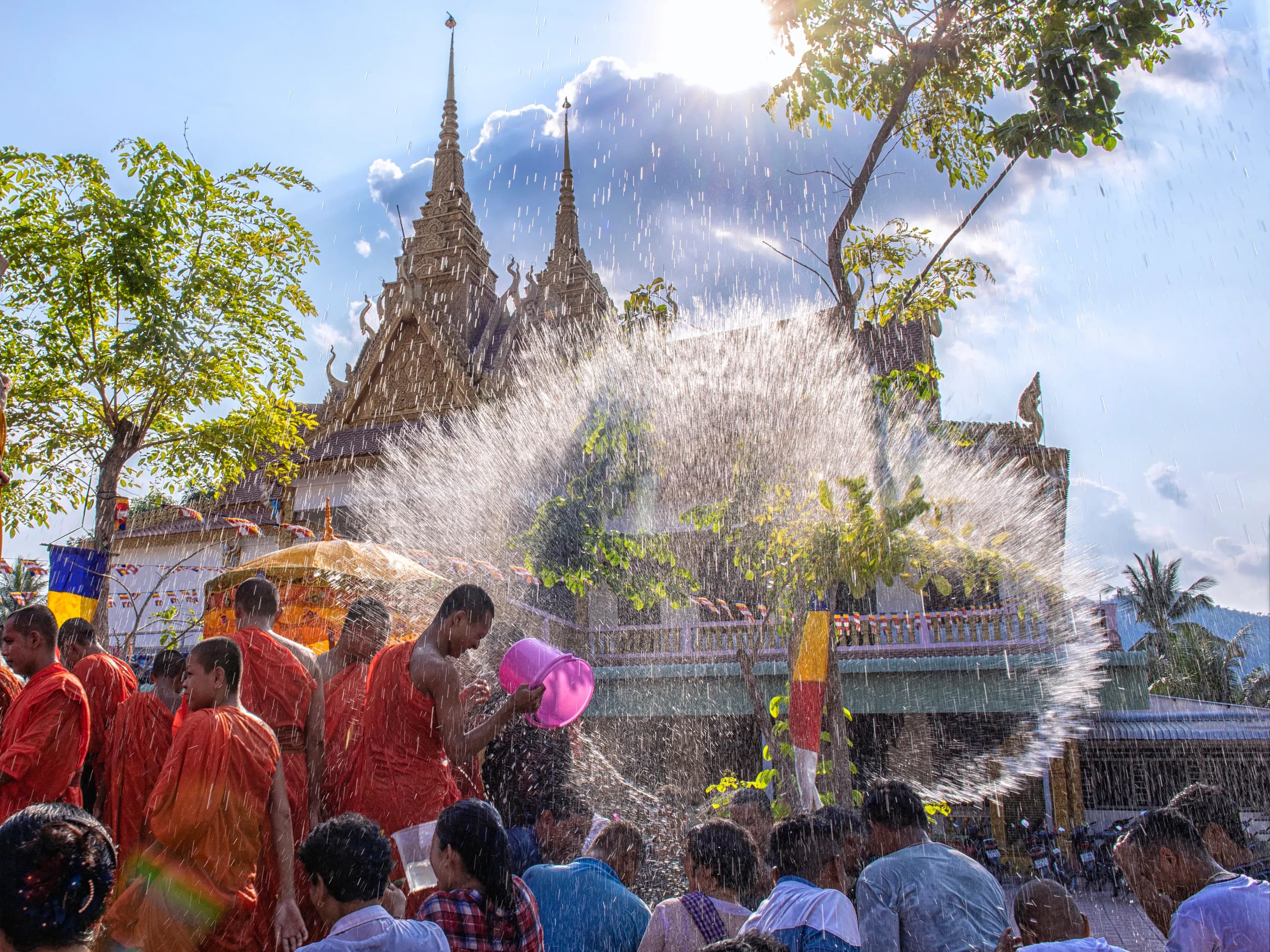 Khmer pagodas in An Giang simultaneously organize religious activities and celebrate Tet for the people, the most popular of which is the water-splashing festival to celebrate the New Year. Photo taken on April 16, 2024