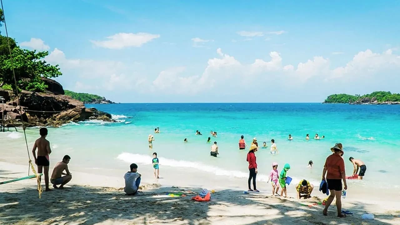 Swimming in Hon Mong Tay