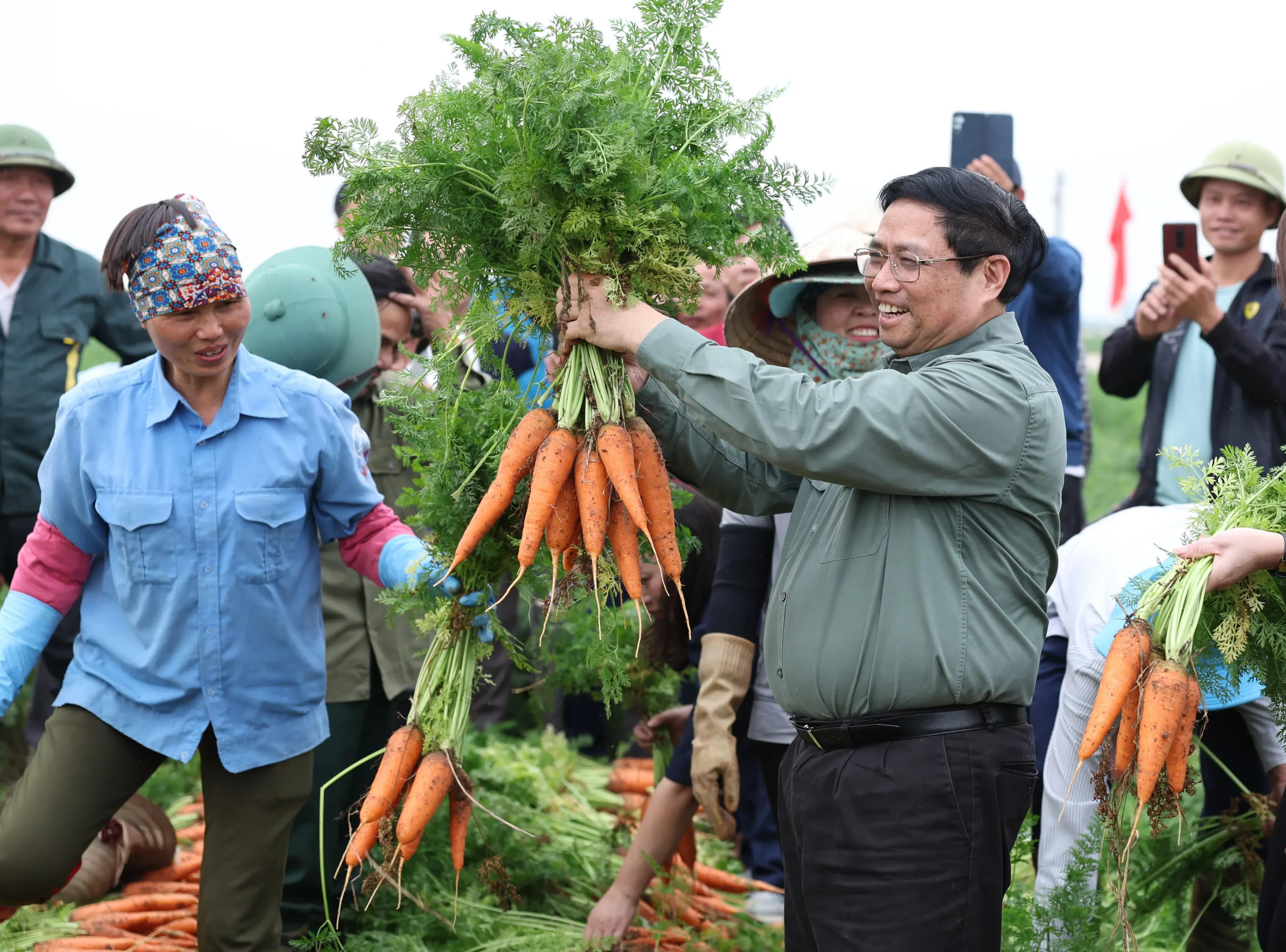 Prime Minister Pham Minh Chinh visits and encourages farmers in Hai Duong province