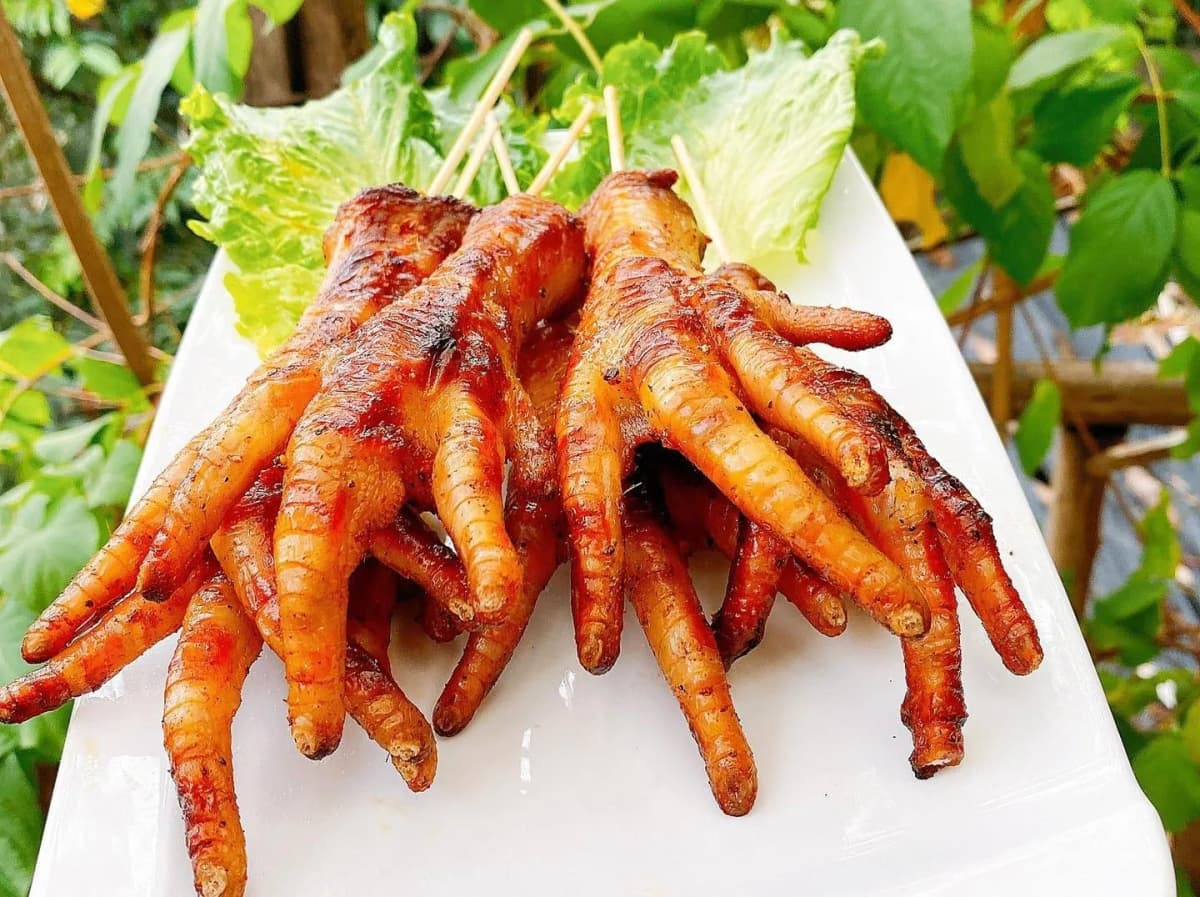 Grilled chicken feet - unique Hanoi snacks because of their deliciousness