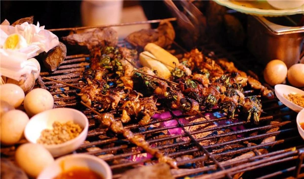 Honey-marinated black chicken - Sapa specialty attracts tourists 