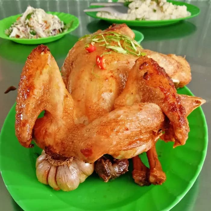 Un poulet grillé Giang avec des feuilles de chou Cuisine