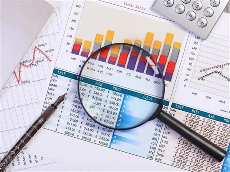 What is the penalty for a joint stock company that does not register when changing its charter capital?