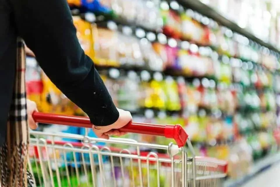 Are consumers responsible for proving the fault of the organization or individual trading in goods and services in resolving disputes through court?