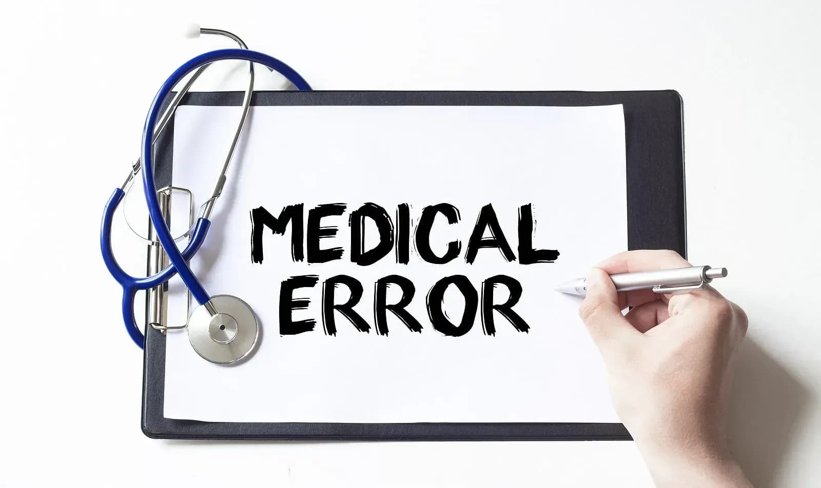 How should a doctor who causes a medical incident compensate for damages?