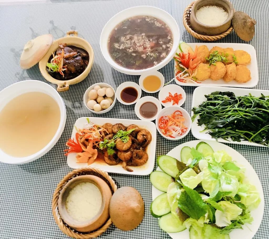 Huyền Hương Cơm Bắc, Cơm Niêu Restaurant 후엔흐엉 북부밥 및 나짱 뚝배기밥