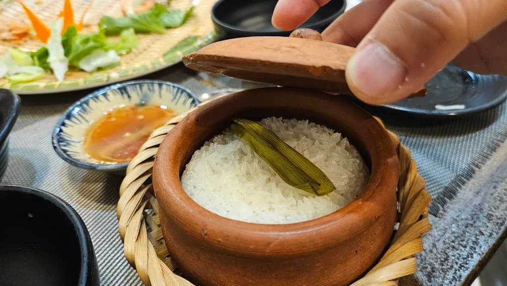 Huyền Hương Cơm Bắc, Cơm Niêu Restaurant 후엔흐엉 북부밥 및 나짱 뚝배기밥