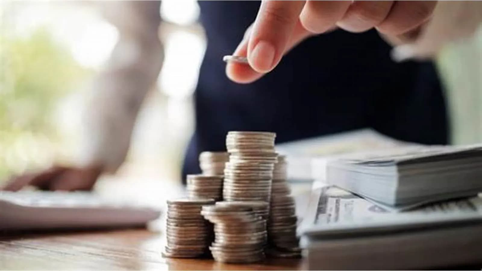 Does a company that increases its charter capital have to resubmit its business license tax declaration and pay additional fees?