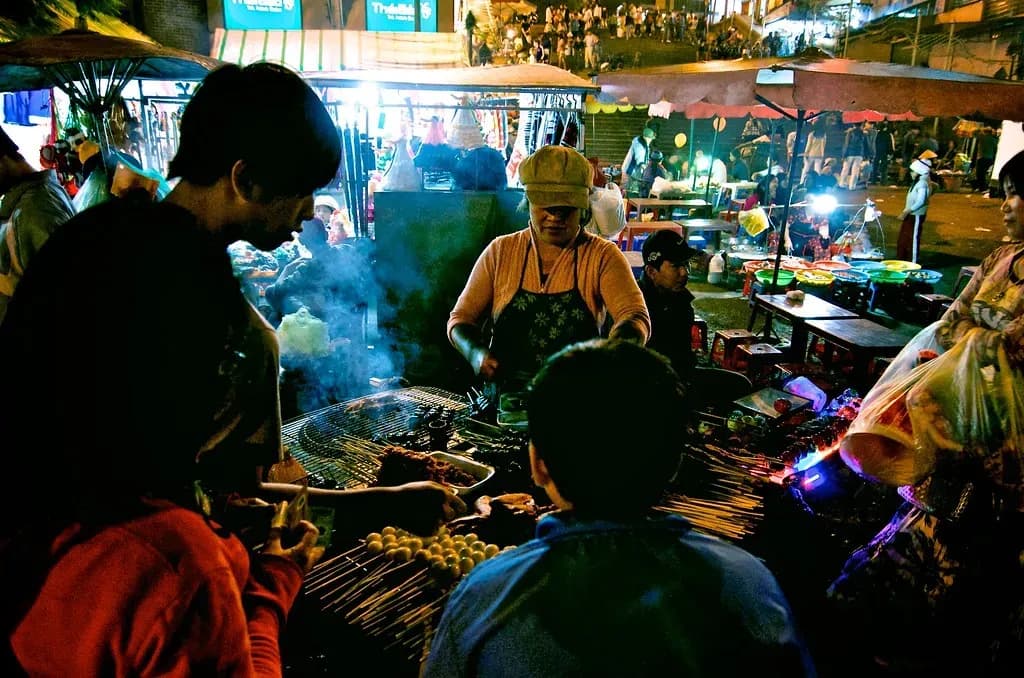 What rights and obligations do foreigners traveling to Vietnam have when using food and beverage services in Vietnam?
