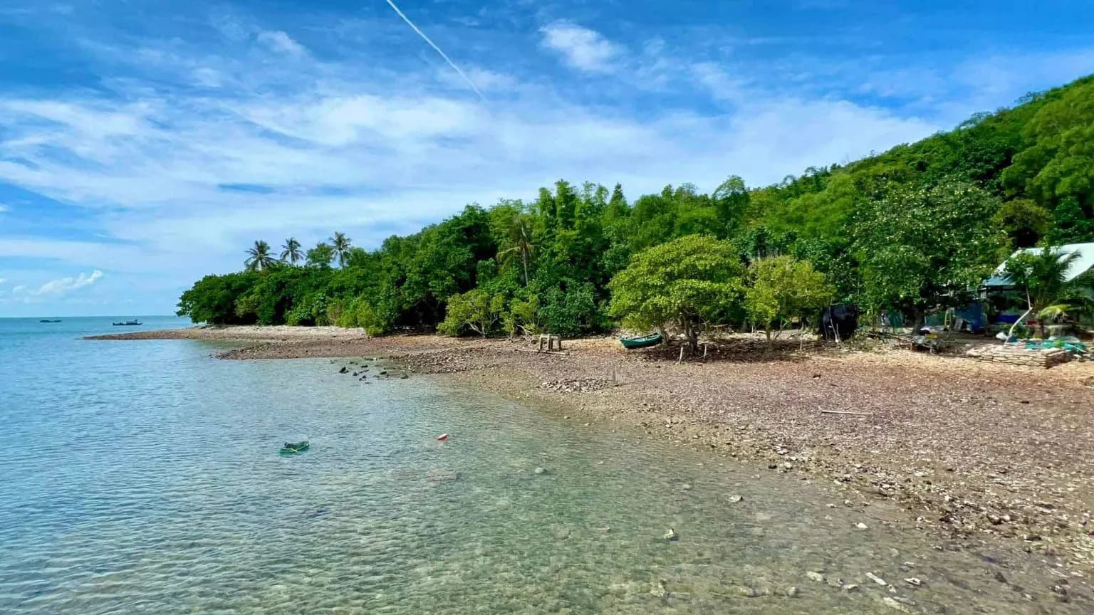 Dam Gieng attracts tourists by its wild beauty, long stretches of sand and gravel. Here, visitors can set up tents to rest, admire the island scenery, and light a campfire.