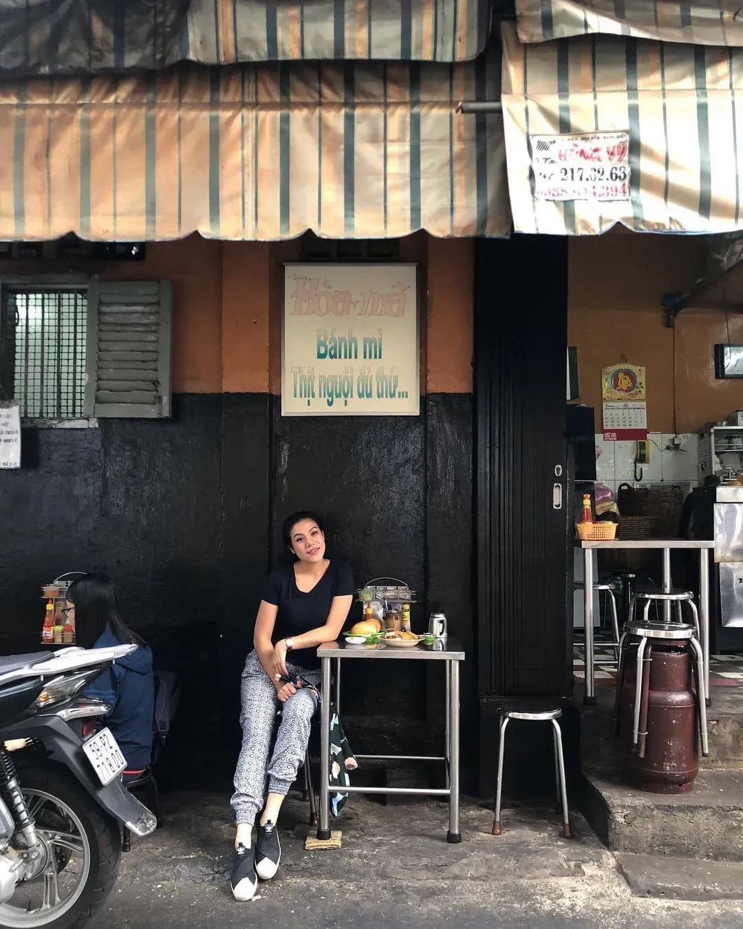 Banh Mi Hoa Ma – one of the most famous bakeries in Saigon, with crispy bread combined with fried eggs, cold cuts, ham, and herbs. Served on a plate in a typical style, the dish brings a traditional culinary experience with rich, unforgettable flavors.