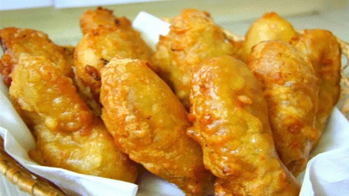 Fried banana cake – a famous Vietnamese snack, made from ripe bananas. The bananas are rolled in flour and fried until golden brown. Fried banana cake has the natural sweetness of bananas, the outer shell is crispy, the inside is soft and fragrant, often enjoyed hot with a little roasted peanuts sprinkled on top to enhance the flavor.