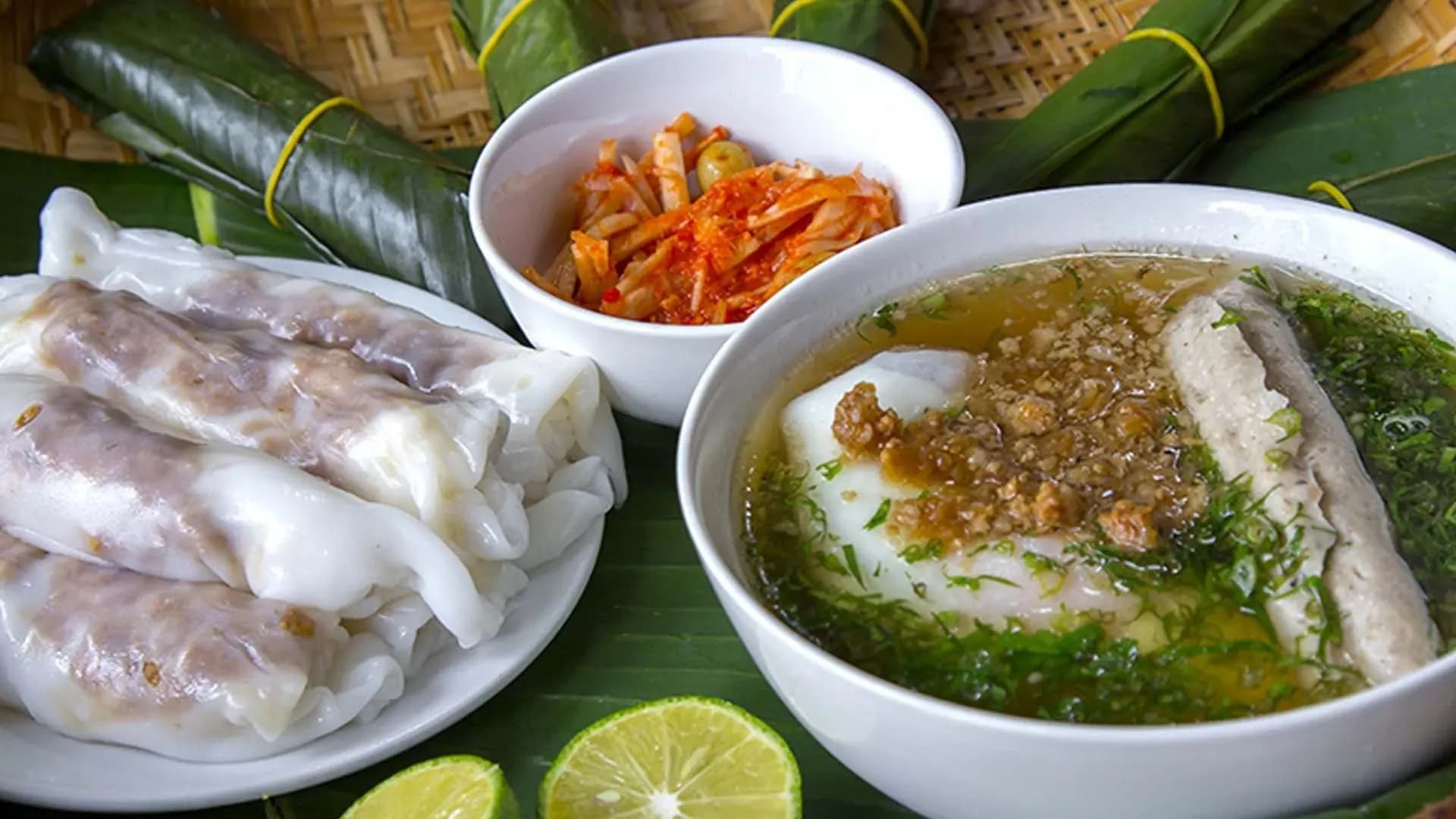 Cao Bang rolled rice cake – a famous specialty with soft and chewy rice cake, served with rich and sweet bone broth and fragrant fried onions, creating a unique and unforgettable flavor of the Northeast mountains.