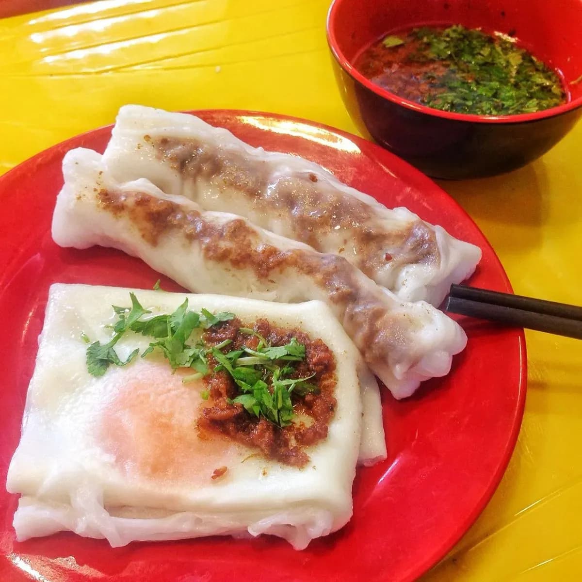 Lang Son rice rolls – an attractive specialty with a thin, soft layer of rice paper, minced meat and wood ear filling, served with a rich dipping sauce and fragrant fried onions, imbued with the rich flavor of highland cuisine