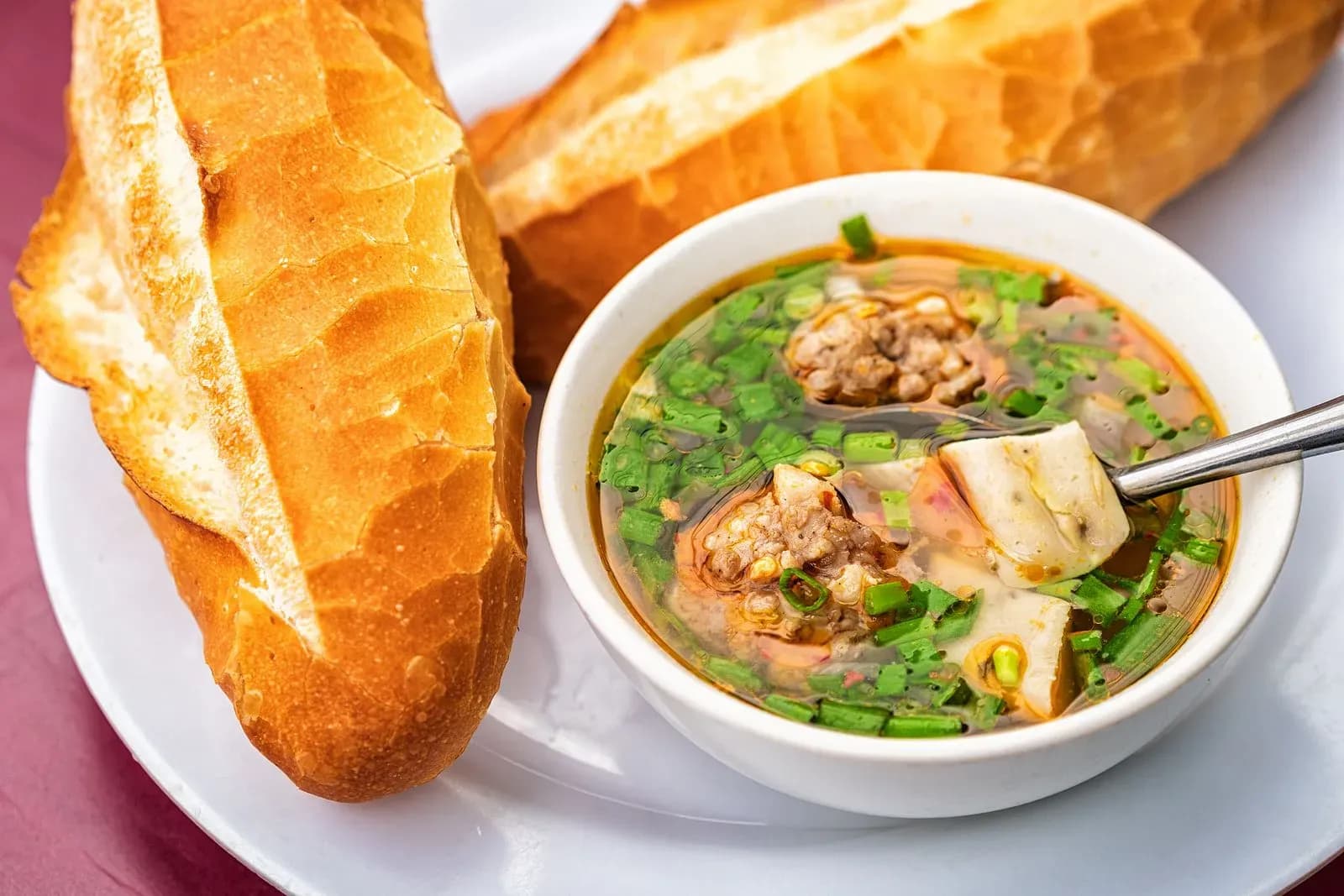 Da Lat bread – one of the famous specialties of the city of thousands of flowers. With a crispy bread crust, inside is a rich filling, usually including cold cuts, sausage, pate, raw vegetables and special sauce. The special feature of Da Lat bread is the fresh, light flavor, combined with typical spices, bringing an interesting culinary experience to visitors.