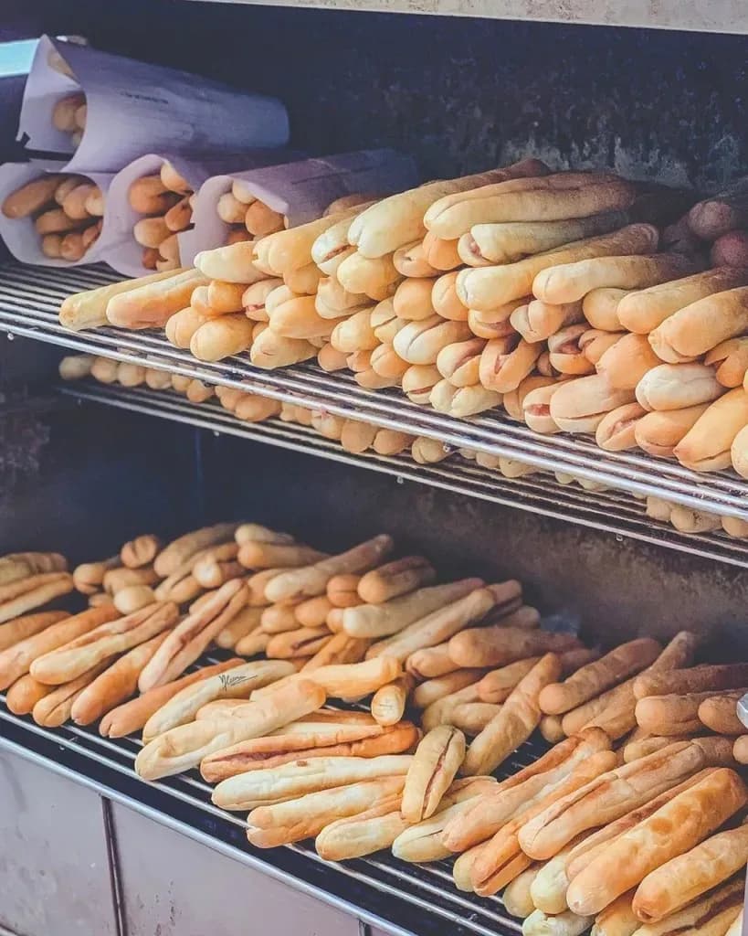 Hai Phong baguette – a famous snack with a long, crispy baguette, often stuffed with a variety of fillings such as pork sausage, grilled meat, pate, and raw vegetables. The special thing about baguette is the harmonious combination of salty, sweet and spicy flavors, creating a unique flavor that makes everyone fall in love.