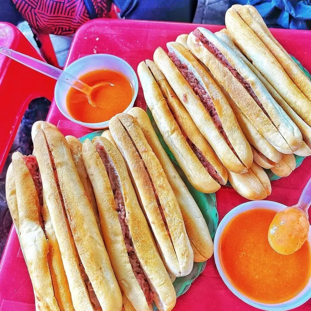 Hai Phong baguette – a famous snack with a long, crispy baguette, often stuffed with a variety of fillings such as pork roll, grilled meat, pate, and raw vegetables. The special thing about baguette is the harmonious combination of salty, sweet and spicy flavors, creating a unique flavor that makes everyone fall in love.