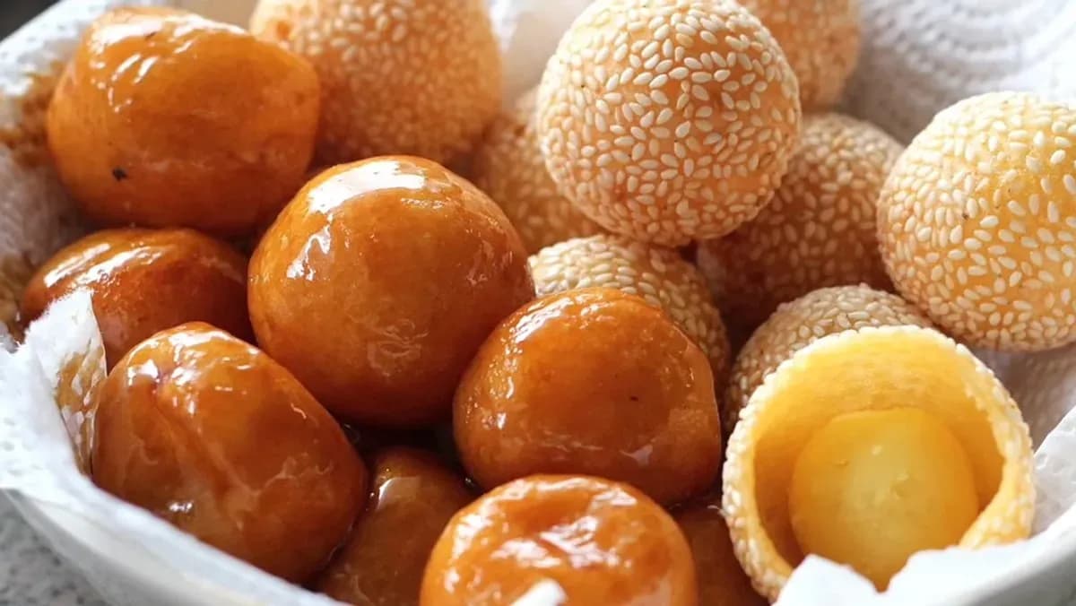 Donuts with sugar and honey – a traditional Vietnamese snack, often sold in markets and streets. The cake has a crispy outer shell, made from rice flour, and is filled with green beans or meat, sweetened with sugar and honey. This cake is usually fried until golden brown and enjoyed hot and delicious, bringing a unique and unforgettable flavor to the eater.