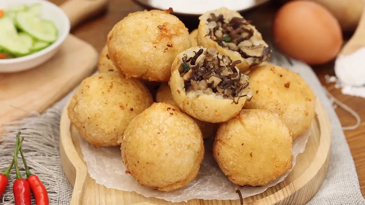 Salty fried cakes – a famous snack in Vietnamese street food. Made from rice flour, meat, wood ear mushrooms, onions and spices, salty fried cakes have a crispy outer shell, while the inside is a delicious, rich filling. The cake is usually fried until golden brown and is often served with sweet and sour sauce or chili sauce, creating a perfect blend of salty and sweet flavors. This cake often appears in snack shops and is a favorite choice of many locals as well as tourists.
