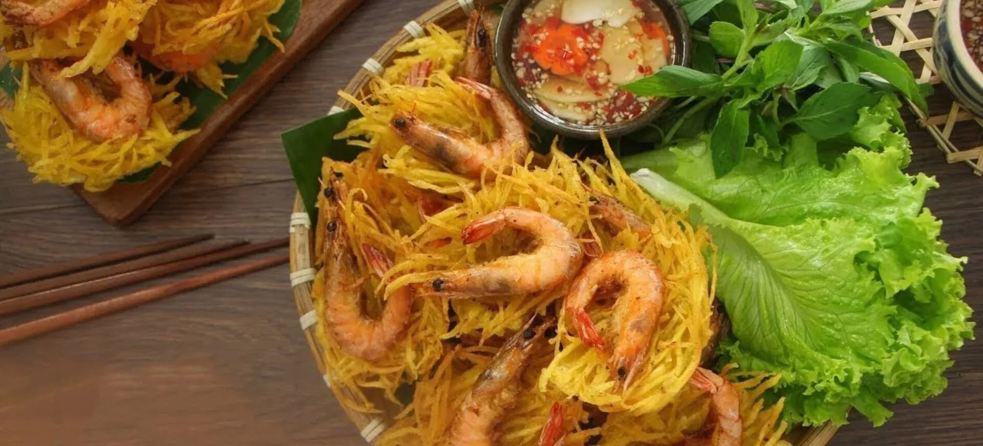 Shrimp cake is a typical dish of Northern Vietnamese cuisine, most prominent in Hanoi. This cake is made from rice flour, mixed with fresh shrimp, usually tiger shrimp, and some other spices. The cake is fried until golden brown and has a round or oval shape, usually small in size. Shrimp cake is often eaten with raw vegetables, cucumber and sweet and sour fish sauce. In particular, Hanoi shrimp cake also has a dipping sauce made from fish sauce mixed with sugar, lemon, garlic and chili, creating a unique and attractive flavor. This dish is not only delicious but also imbued with the cultural identity of Vietnamese cuisine.