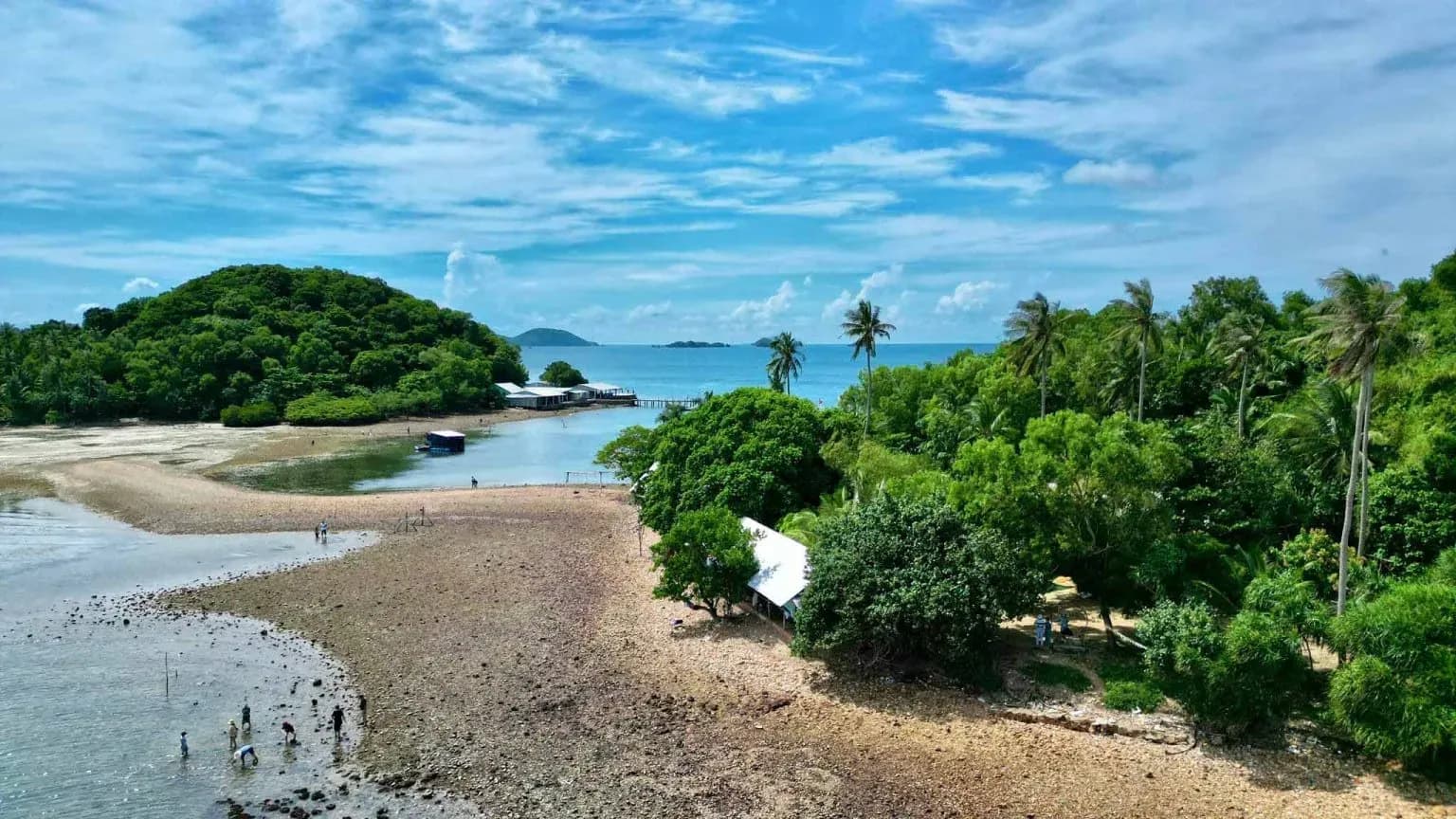 The three Hon Dam islands are also unique in that they are all located in shallow sea areas, with water only reaching up to an adult's waist. Therefore, visitors do not need to use a boat but can wade through the water to go from one island to another.