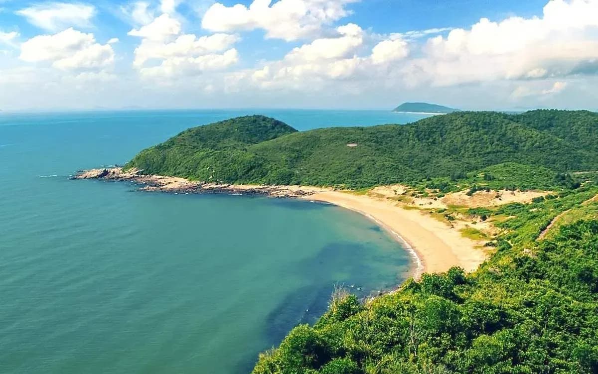 Clear blue sea, with long golden sand beaches of Ngoc Vung Island