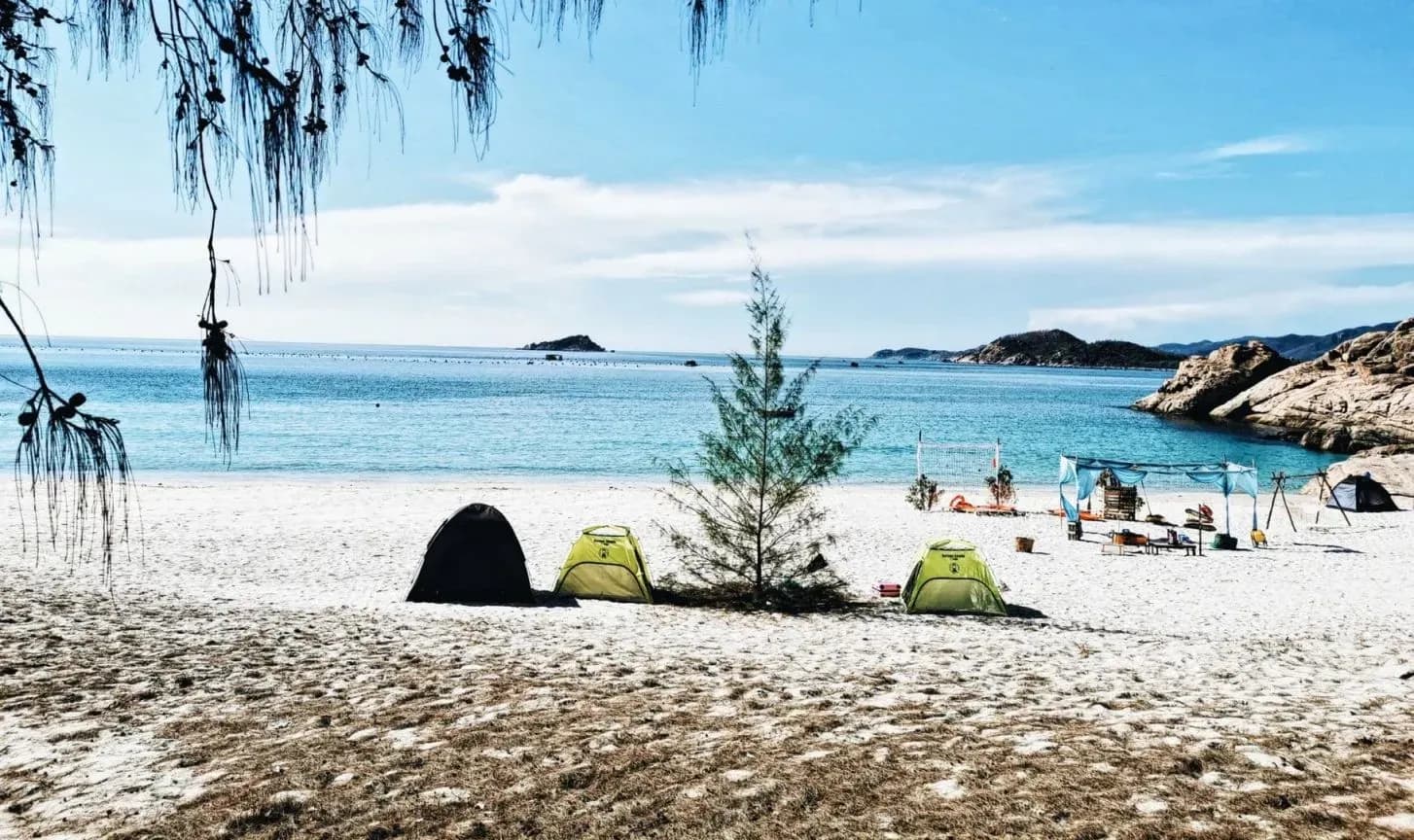 Camping in a peaceful, pristine space helps you enjoy all the beauty of Robinson Island Nha Trang