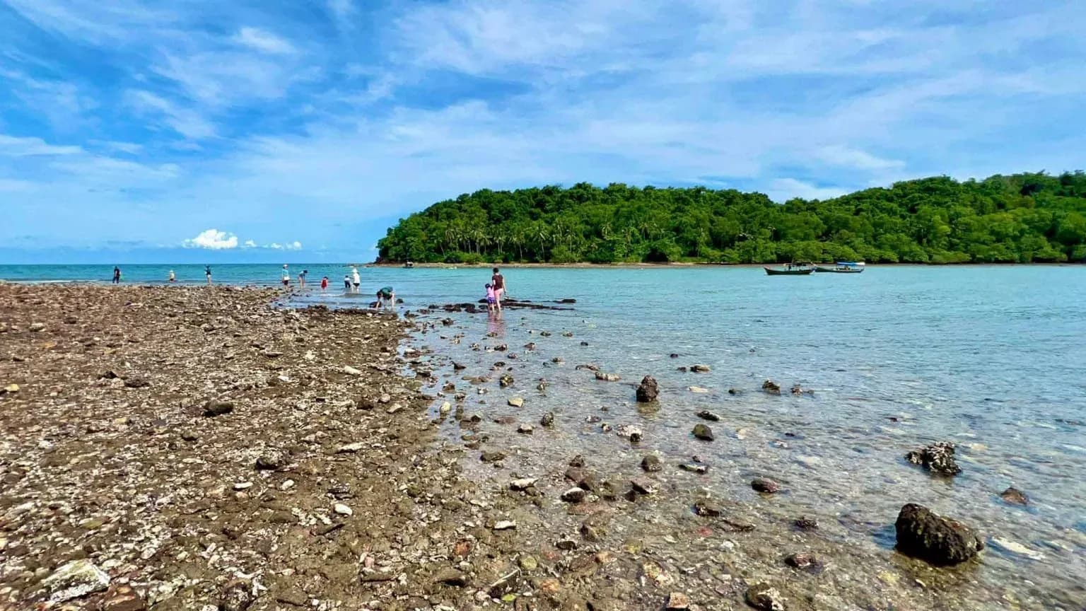Dam Duoc Island is pristine, along the island's shore there are bamboo huts with hammocks for visitors to lie down and rest and enjoy the cool breeze.