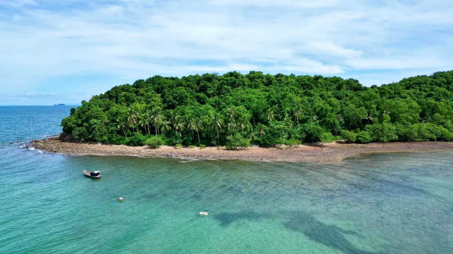 Dam Duong Island is surrounded by fine white sand strips. Since 2006, a part of the island has been invested in planting many kinds of fruit trees such as sapodilla, longan, mango, jackfruit, coconut.