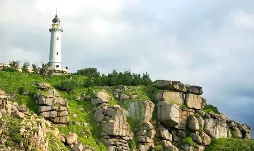 Mui Dien Lighthouse is a long-standing tourist attraction and is the earliest sunrise spot on the mainland of Vietnam.