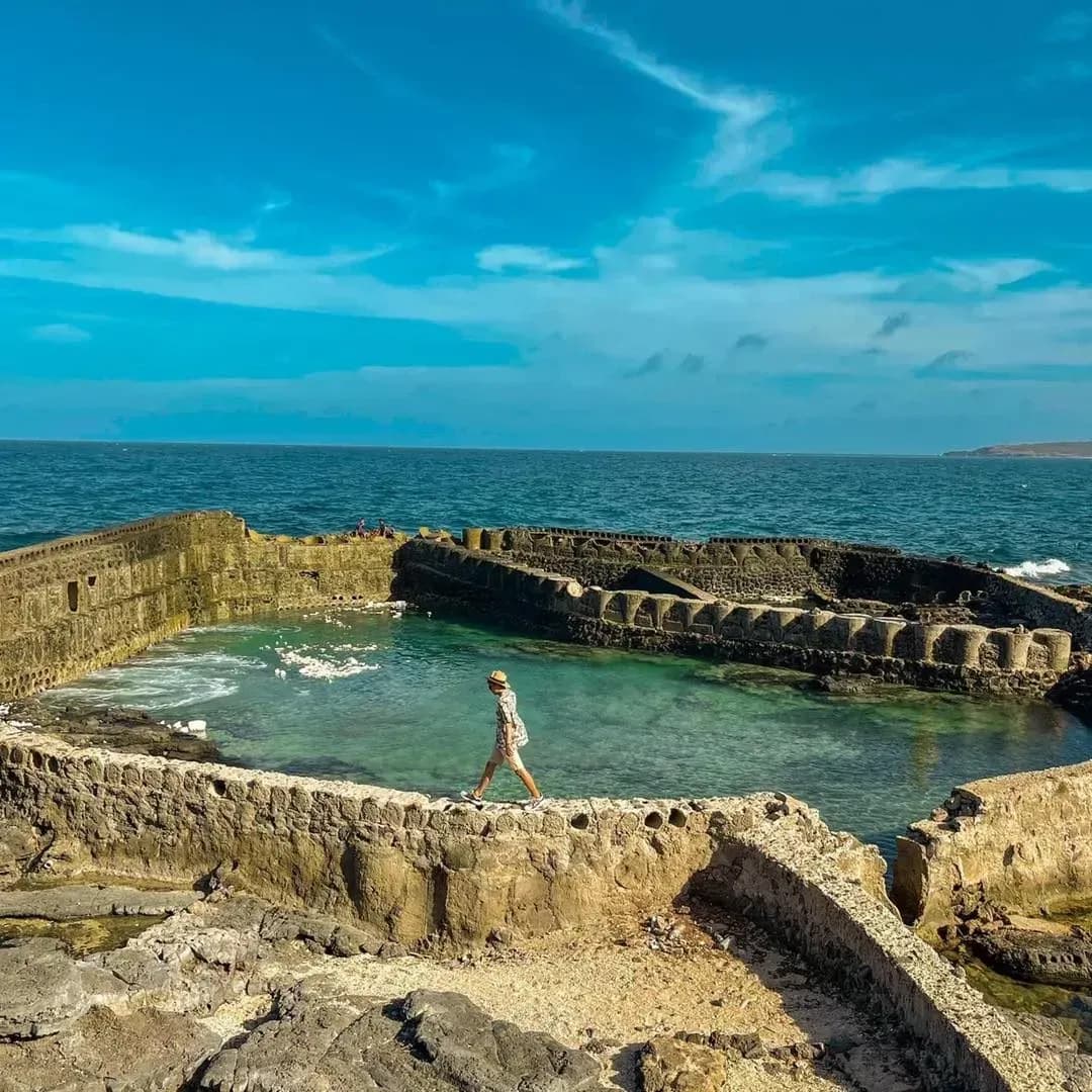 In Lang Duong fish pond, people have built a high wall with rocks, arranged the rocks evenly to raise fish and squid with natural sea water.