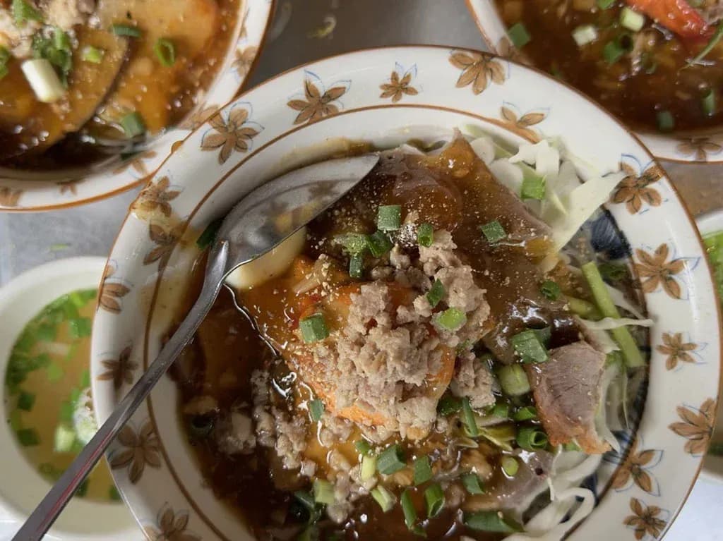 My Tho Thanh Xuan noodle soup, a typical dish of the Southwest region, stands out with its soft and chewy noodles, rich broth, pork, shrimp, and fresh vegetables. This famous place brings an attractive traditional flavor, attracting diners to enjoy it from early morning.
