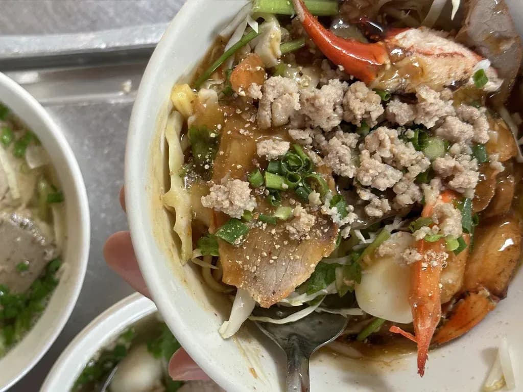 My Tho Thanh Xuan noodle soup, a typical dish of the Southwest region, stands out with its soft and chewy noodles, rich broth, pork, shrimp, and fresh vegetables. This famous place brings an attractive traditional flavor, attracting diners to enjoy it from early morning.