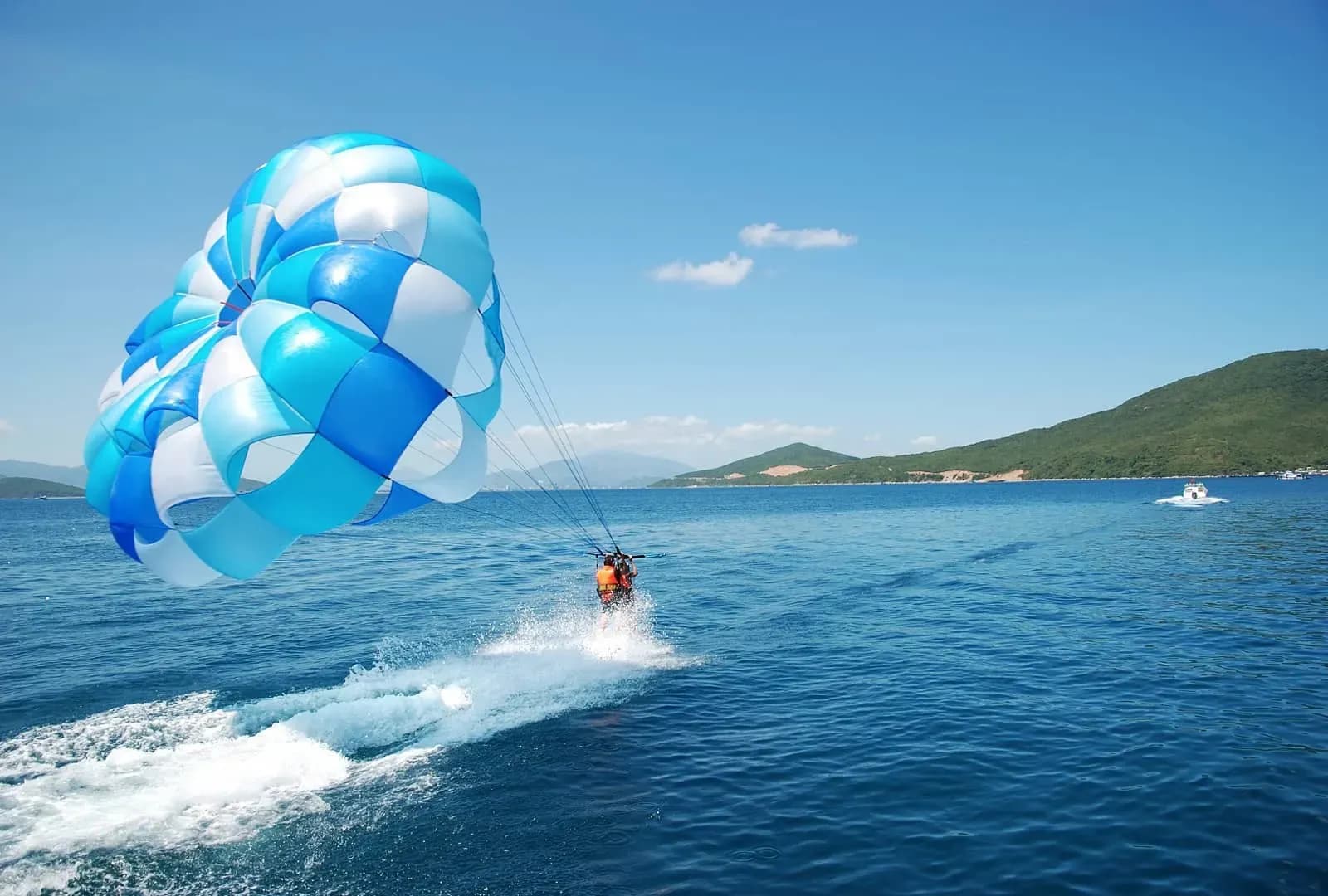 Bay Dù Lượn Nha Trang: Thả Hồn Mình Vào Thiên Đường Biển 🪂