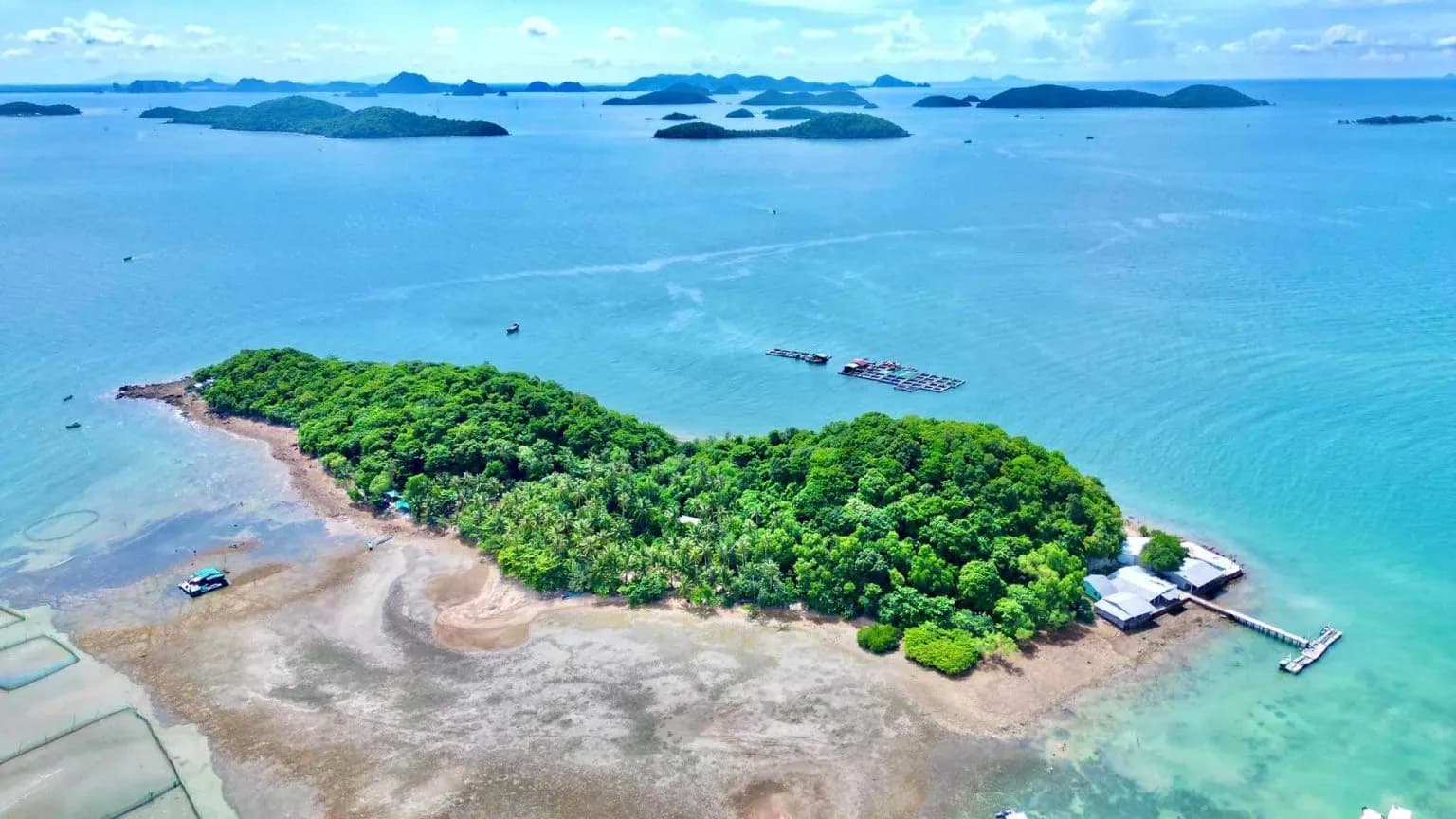 Ba Lua archipelago is the last section of Ta Lon mountain range, considered the Ha Long Bay of Southern Vietnam.