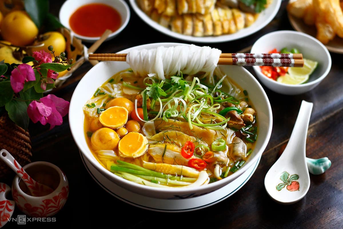 Eating chicken pho is enjoying Hanoi's love song