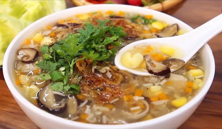 Soupe de poulet et champignons - une spécialité des montagnes et des forêts du Nord-Ouest