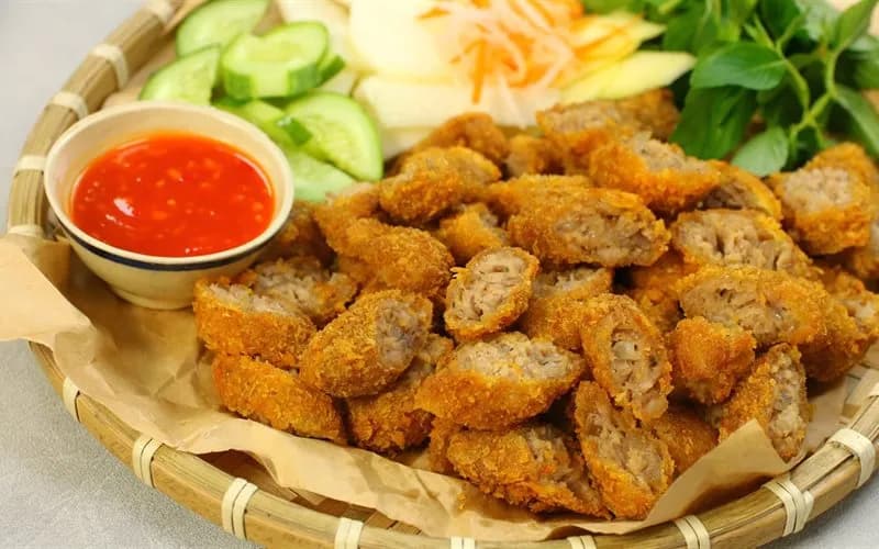Saucisse aigre frite – Spécialité délicieuse irrésistible de Ha Thanh