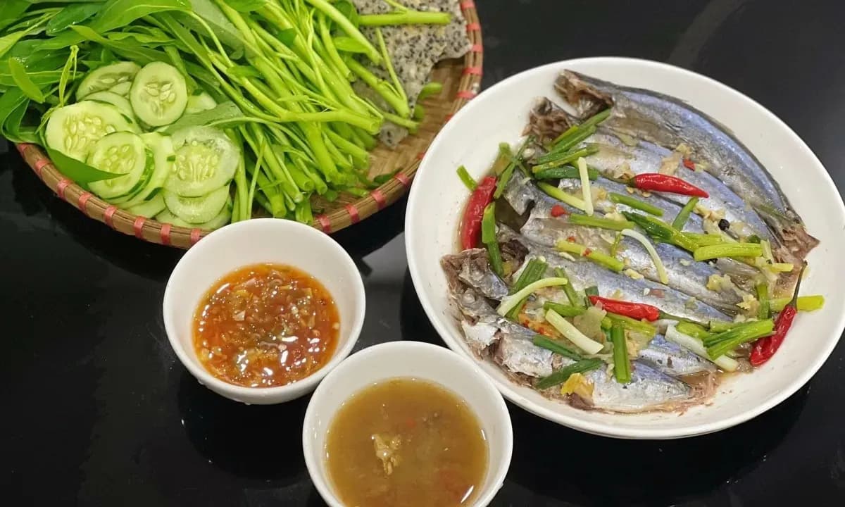 Steamed mackerel with rice paper, fresh greens, and flavorful dipping sauce.