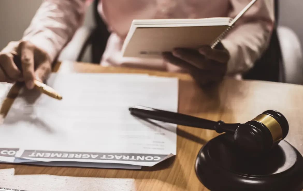 What are the conditions for foreign workers to file a lawsuit in a Vietnamese court?