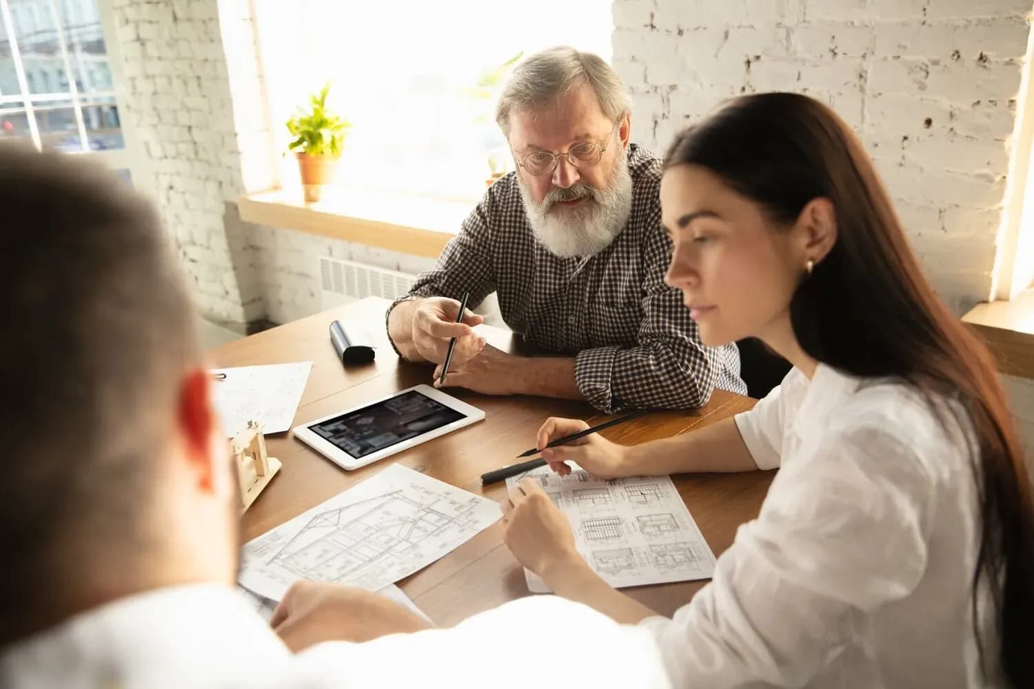 Resolving disputes between consumers and business organizations and individuals through negotiation