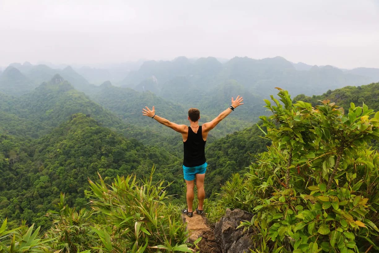 cung-duong-trekking-xuyen-rung-o-cat-ba_trekking Cát Bà 7.jpg