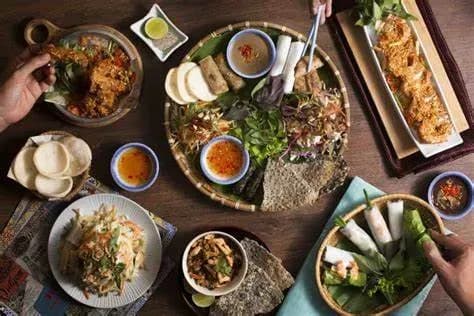What rights and obligations do foreigners traveling to Vietnam have when using food and beverage services in Vietnam?