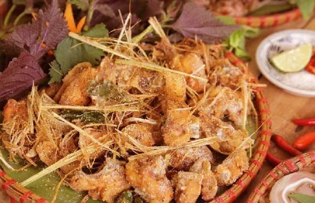 thuong-thuc-dac-san-ga-dot-la-chuc-mot-trong-121-mon-an-tieu_ga-rang-muoi-dam-da.webp