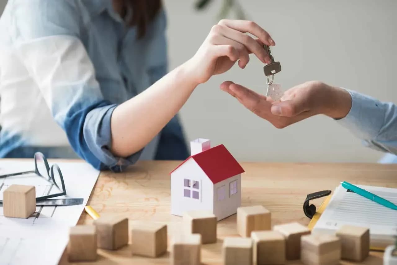 What are the conditions for transferring land use rights in investment projects to build and trade houses for sale or for sale combined with lease?