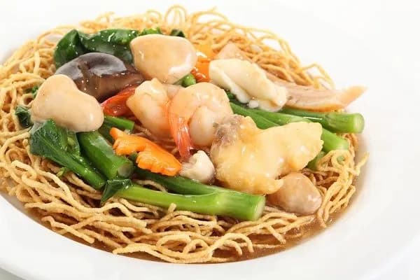 121-mon-an-tieu-bieu-viet-nam-mi-xao-gion-sai-gon-co-gi-hap-dan_món mì xào giòn hồ chí minh 1.jpg