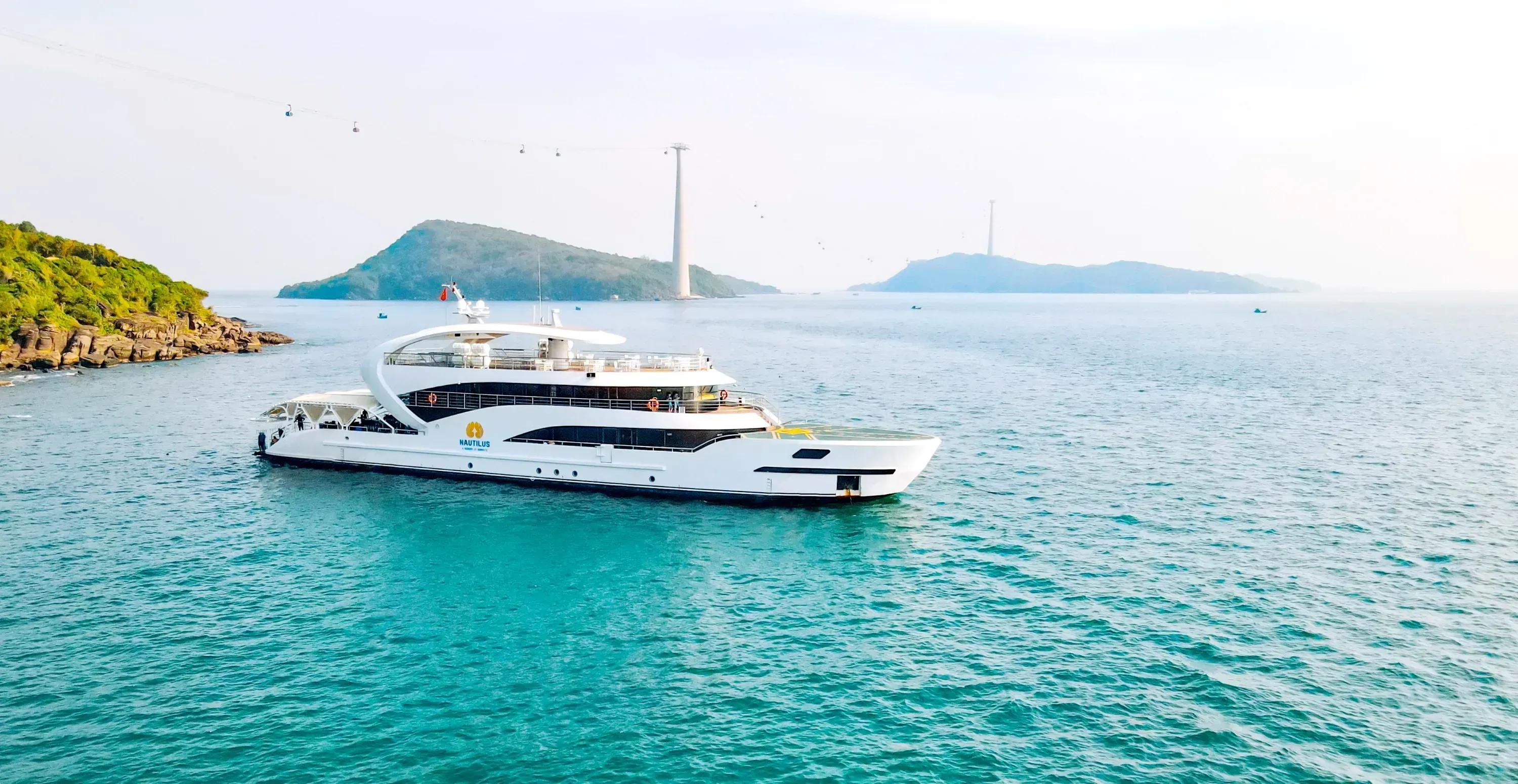 Du thuyền Nautilus lướt trên biển xanh gần Phú Quốc.