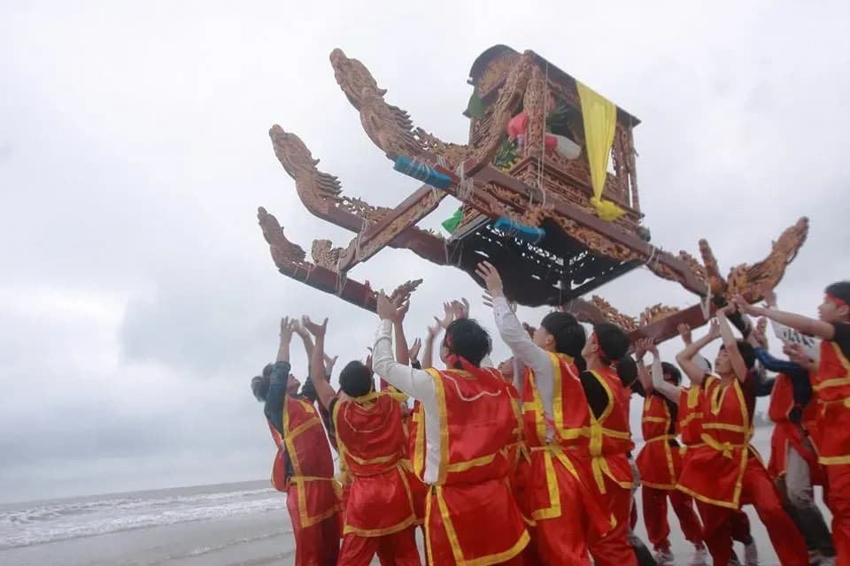 A group lifts the palanquin during a traditional festival at Con Temple, Nghe An.